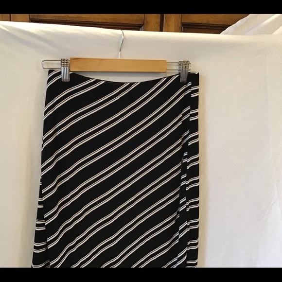 WHBM Small wrap skirt, very soft! EUC, B&W, lined - Picture 3 of 8